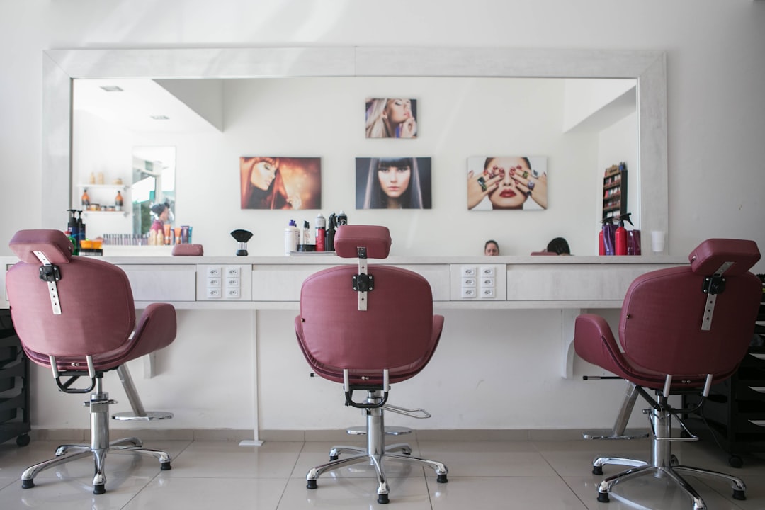 Persönliche Beratungssituation am Spiegel im Salon Haargefühl
