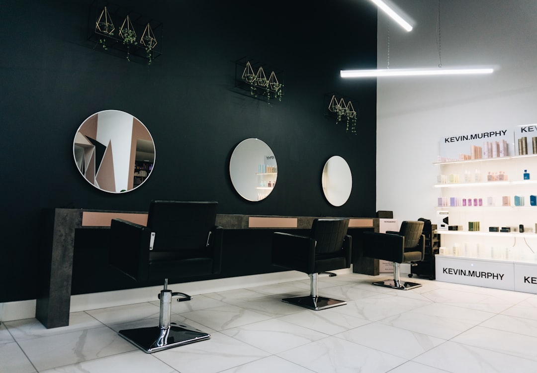 Warm eingerichteter Innenraum des Salons Haargefühl in Ibbenbüren